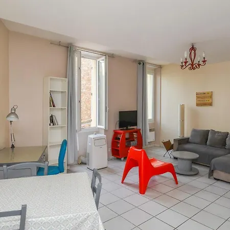 Charming And Calm 1br Flat At The Heart Of Old Town - Welkeys